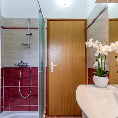 Elegant With Private Pool And Stunning Garden In The Picturesque Village Of Brhanici Сasa de vacaciones *