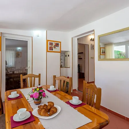 Elegant With Private Pool And Stunning Garden In The Picturesque Village Of Brhanici Сasa de vacaciones