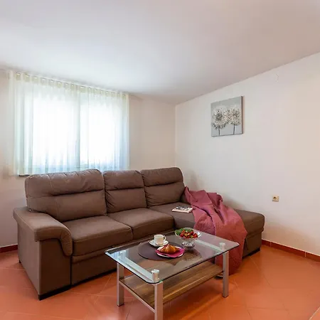 Elegant With Private Pool And Stunning Garden In The Picturesque Village Of Brhanici *