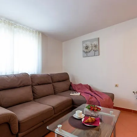 Elegant With Private Pool And Stunning Garden In The Picturesque Village Of Brhanici Сasa de vacaciones *