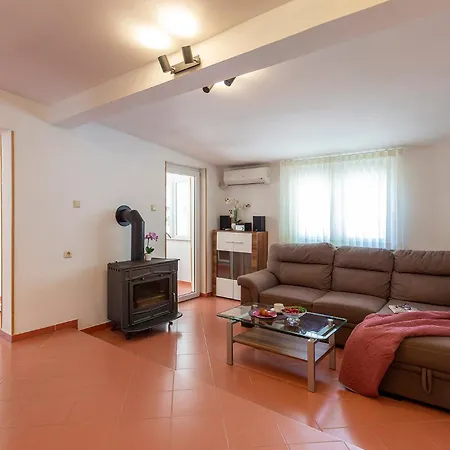 Сasa de vacaciones Elegant With Private Pool And Stunning Garden In The Picturesque Village Of Brhanici