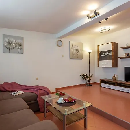 Сasa de vacaciones Elegant With Private Pool And Stunning Garden In The Picturesque Village Of Brhanici *