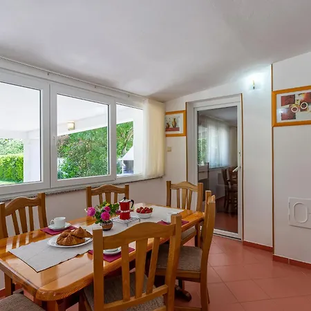 Elegant With Private Pool And Stunning Garden In The Picturesque Village Of Brhanici *