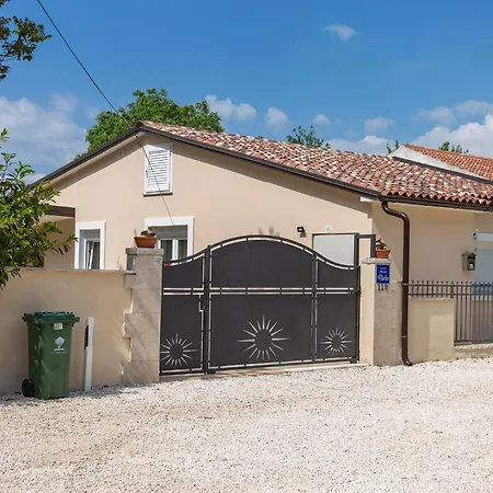 Elegant With Private Pool And Stunning Garden In The Picturesque Village Of Brhanici