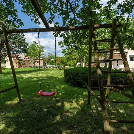 Сasa de vacaciones Elegant With Private Pool And Stunning Garden In The Picturesque Village Of Brhanici