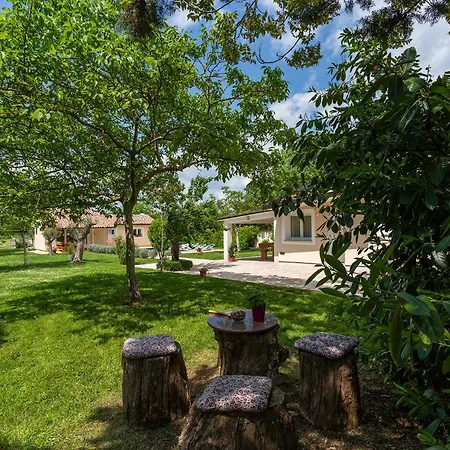 Elegant With Private Pool And Stunning Garden In The Picturesque Village Of Brhanici Сasa de vacaciones *