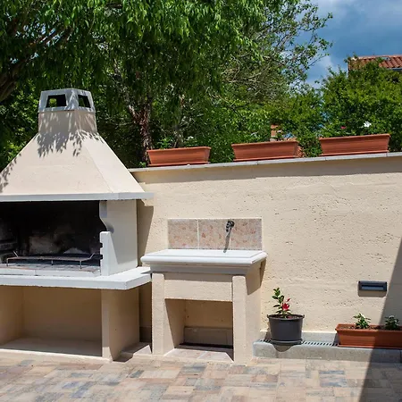 Сasa de vacaciones Elegant With Private Pool And Stunning Garden In The Picturesque Village Of Brhanici *