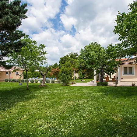 Elegant With Private Pool And Stunning Garden In The Picturesque Village Of Brhanici Vikendica *