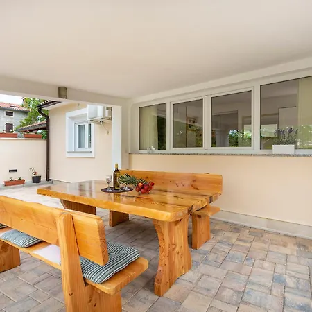 Сasa de vacaciones Elegant With Private Pool And Stunning Garden In The Picturesque Village Of Brhanici