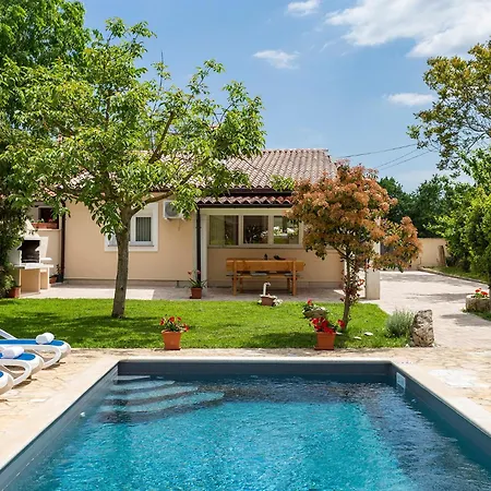Elegant With Private Pool And Stunning Garden In The Picturesque Village Of Brhanici *