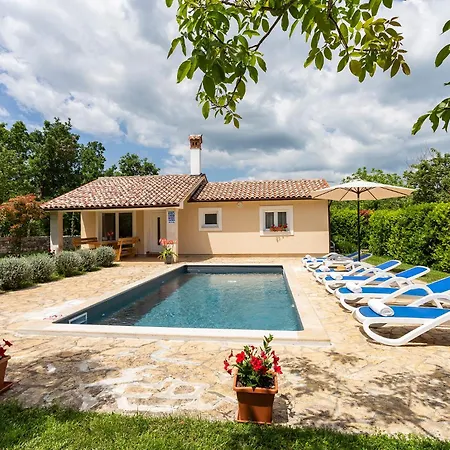 Elegant With Private Pool And Stunning Garden In The Picturesque Village Of Brhanici Сasa de vacaciones Svetvinčenat