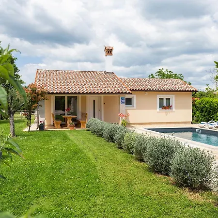 Elegant With Private Pool And Stunning Garden In The Picturesque Village Of Brhanici Vikendica *