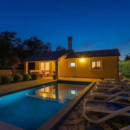 Elegant With Private Pool And Stunning Garden In The Picturesque Village Of Brhanici Сasa de vacaciones *