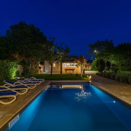 Сasa de vacaciones Elegant With Private Pool And Stunning Garden In The Picturesque Village Of Brhanici *