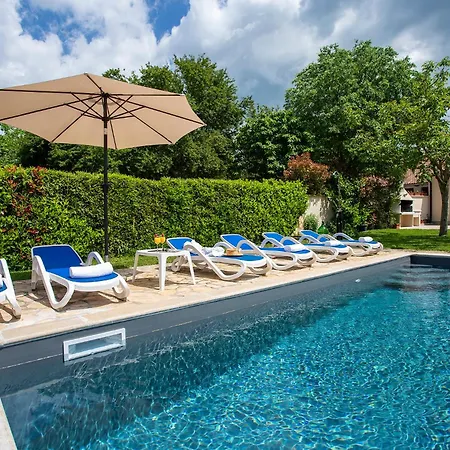 Elegant With Private Pool And Stunning Garden In The Picturesque Village Of Brhanici Сasa de vacaciones