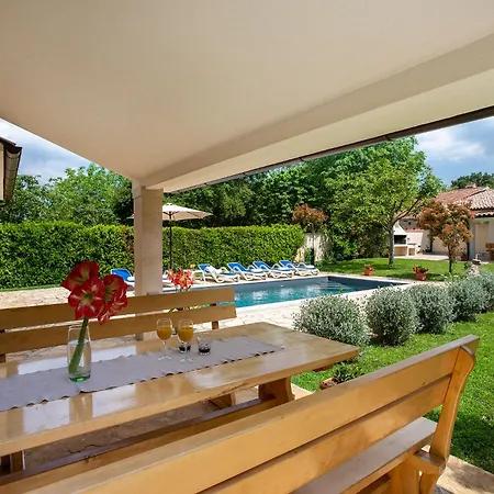 Elegant With Private Pool And Stunning Garden In The Picturesque Village Of Brhanici *