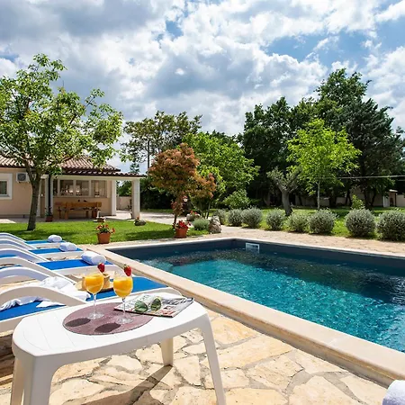 Elegant With Private Pool And Stunning Garden In The Picturesque Village Of Brhanici Сasa de vacaciones