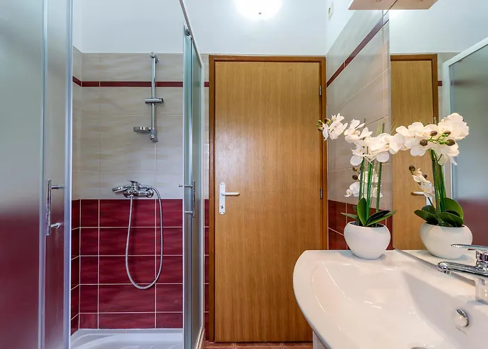 Elegant With Private Pool And Stunning Garden In The Picturesque Village Of Brhanici Vikendica *