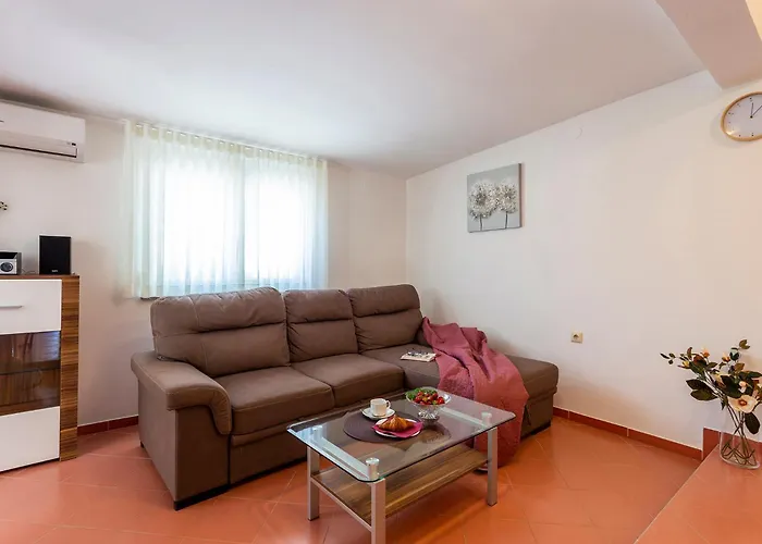 Elegant With Private Pool And Stunning Garden In The Picturesque Village Of Brhanici *