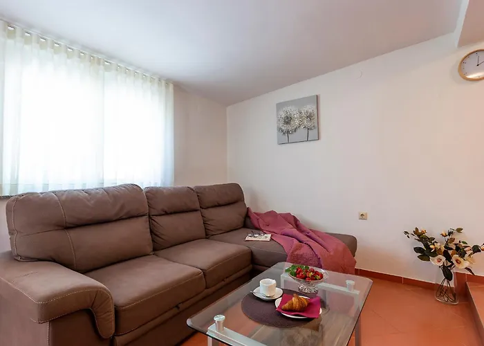 Elegant With Private Pool And Stunning Garden In The Picturesque Village Of Brhanici Vikendica *