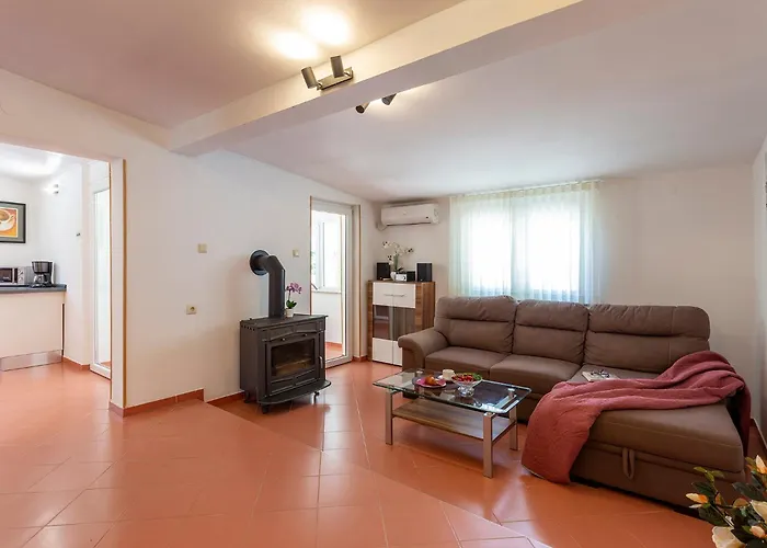 Vikendica Elegant With Private Pool And Stunning Garden In The Picturesque Village Of Brhanici