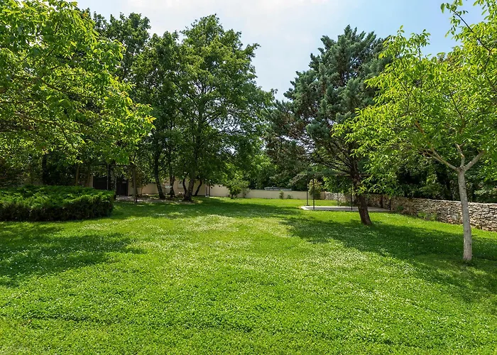 Elegant With Private Pool And Stunning Garden In The Picturesque Village Of Brhanici