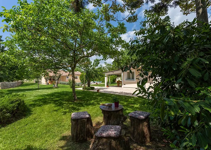 Elegant With Private Pool And Stunning Garden In The Picturesque Village Of Brhanici Vikendica *