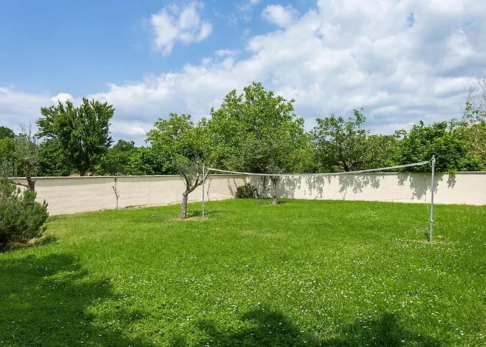 Elegant With Private Pool And Stunning Garden In The Picturesque Village Of Brhanici