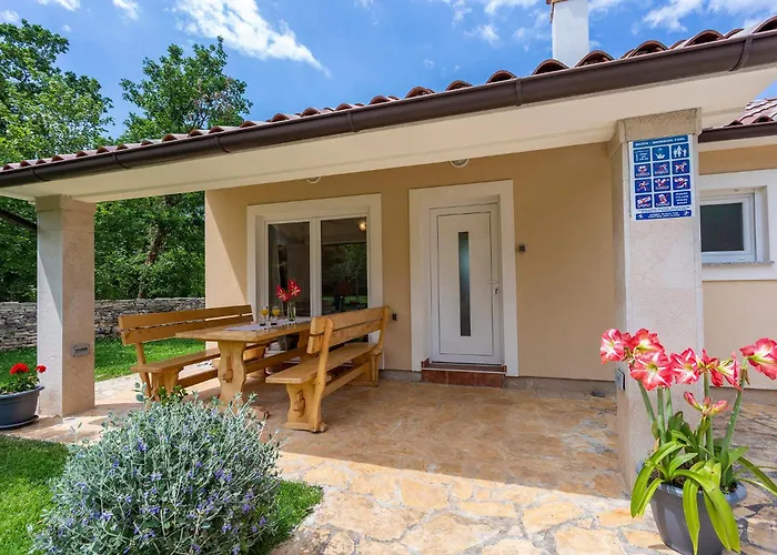 Elegant With Private Pool And Stunning Garden In The Picturesque Village Of Brhanici *