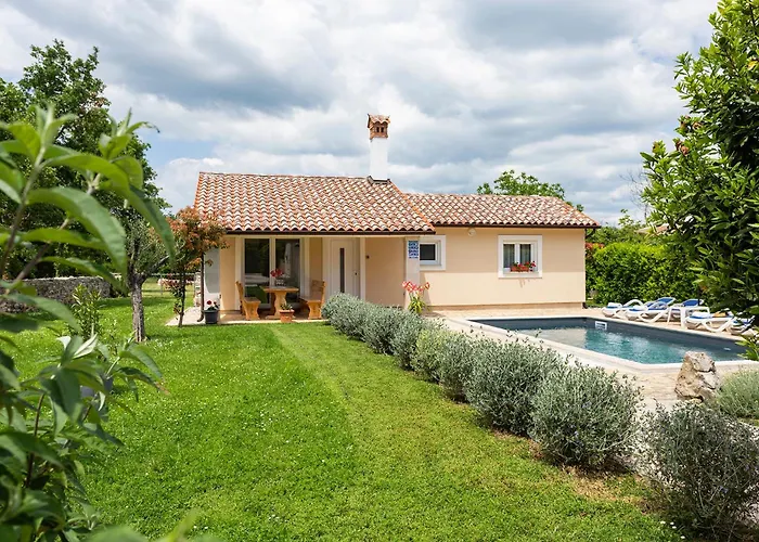 Elegant With Private Pool And Stunning Garden In The Picturesque Village Of Brhanici Vikendica *