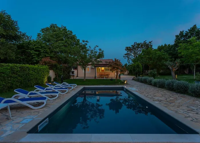 Elegant With Private Pool And Stunning Garden In The Picturesque Village Of Brhanici