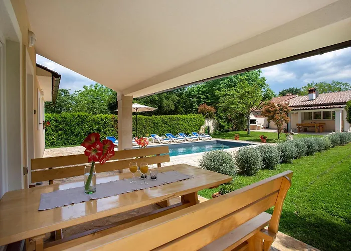Elegant With Private Pool And Stunning Garden In The Picturesque Village Of Brhanici *
