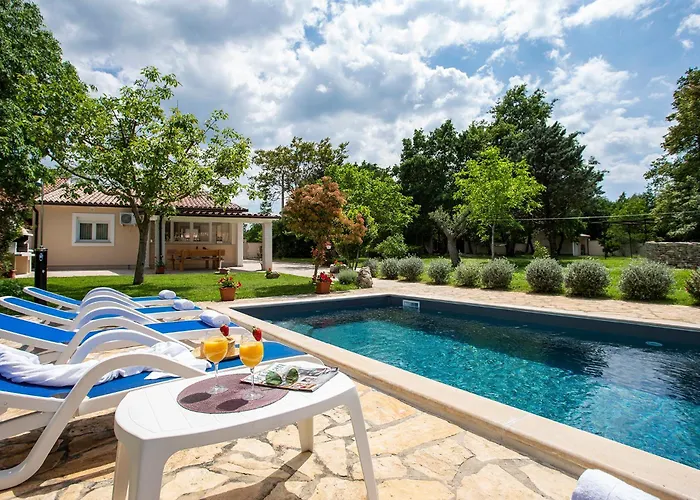 Elegant With Private Pool And Stunning Garden In The Picturesque Village Of Brhanici Vikendica